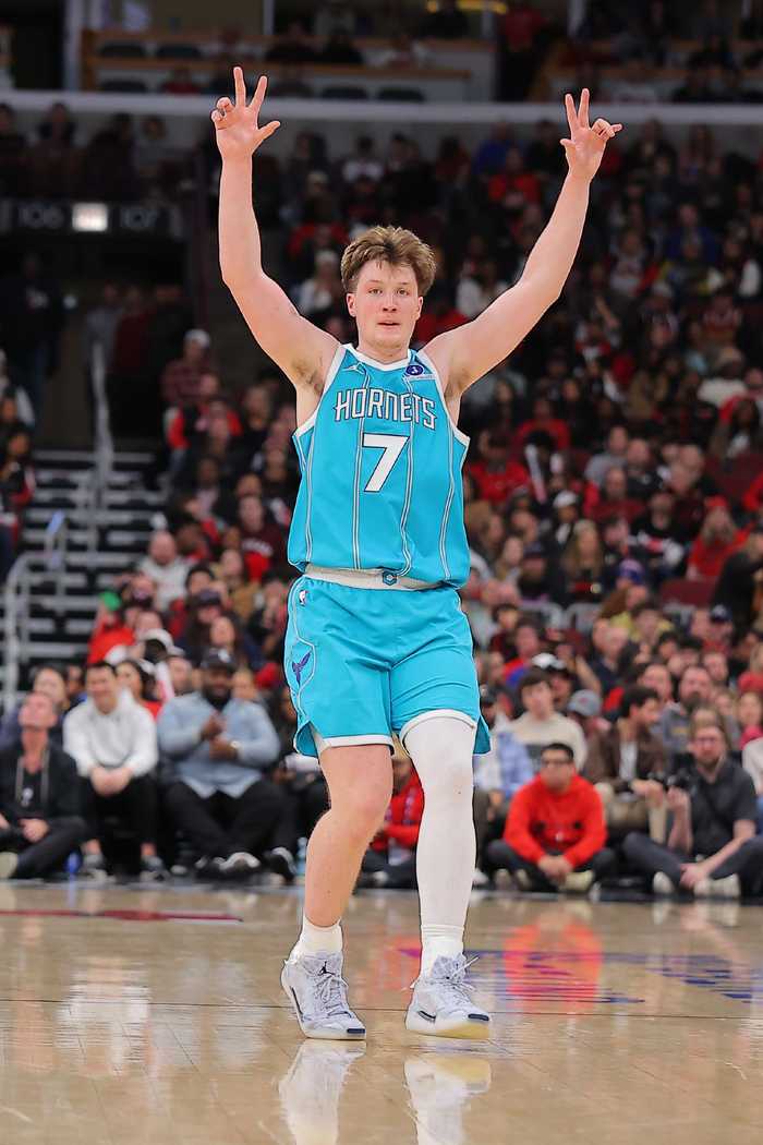 媒体人：克尼佩尔有别于纯定点投手 他的持球投篮一直保持得很好