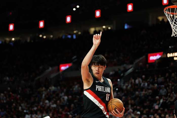 解说：小杨有能力在NBA立足毋庸置疑 我对他的前景还是非常乐观