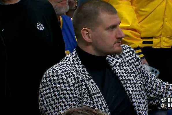 何时回归？转播镜头给到替补席身穿便装的约基奇