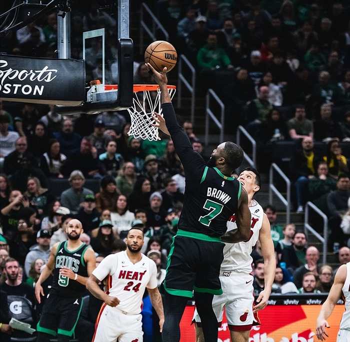 绿军三杀热火，5连胜重回东部第二！布朗29分7板，上演22分大逆转