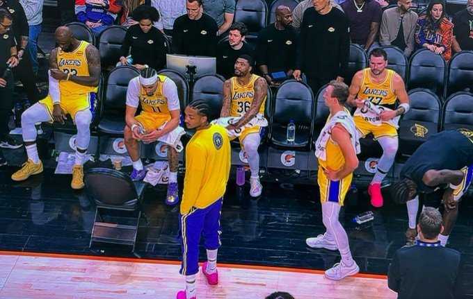 胜过千言万语！湖媒发替补席图：詹东分坐两端 全员沉默&保持距离