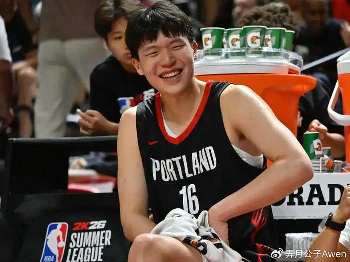 常规赛快结束了，杨瀚森连洛杉矶英文说不出来，球迷：换个翻译吧