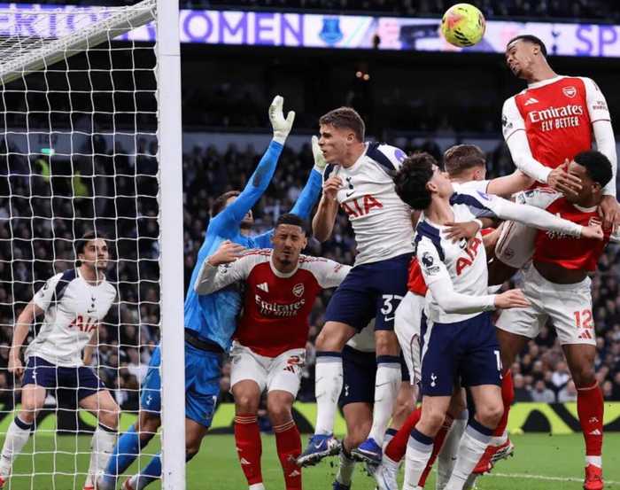 英超总监会谈聚焦定位球泛滥、禁区内拉扯现象