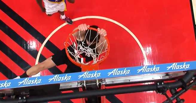 五佳球！韦斯利背运晃倒沃克，助攻杨瀚森完成扣篮2+1