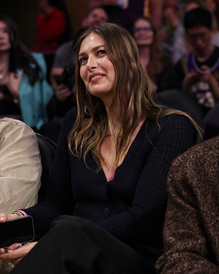 莎拉波娃现身湖人主场观赛，39岁状态引关注